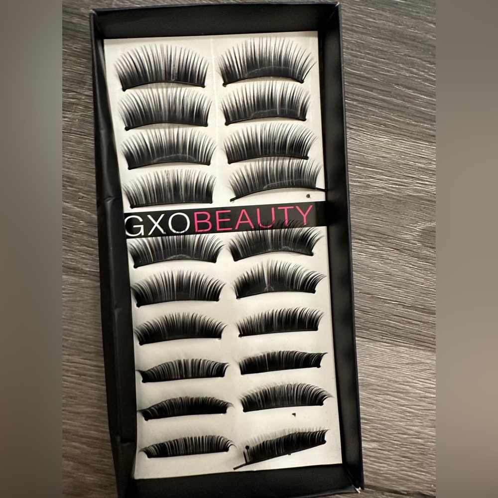 10 pairs of false lashes